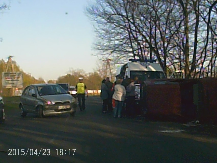 Groźny wypadek! Przewrócona na bok skoda na Rąbieńskiej! Zderzyły się panie... [FILM, zdjęcia]