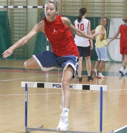 Zawodniczki CCC ostro ćwiczą nad kondycją. Na pierwszym planie Natalia Małaszewska w próbie płotkarskiej.