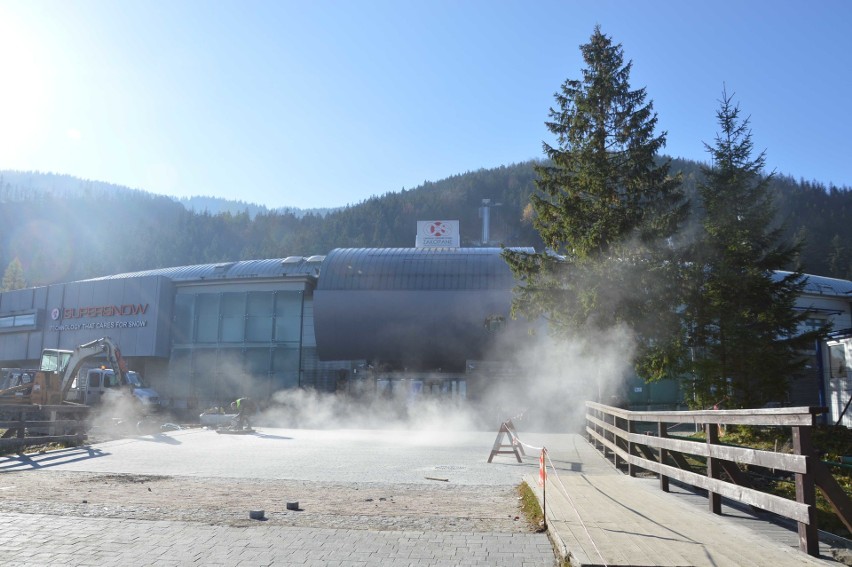 Zakopane. Wielka Krokiew ma już nowy igelit [ZDJĘCIA]