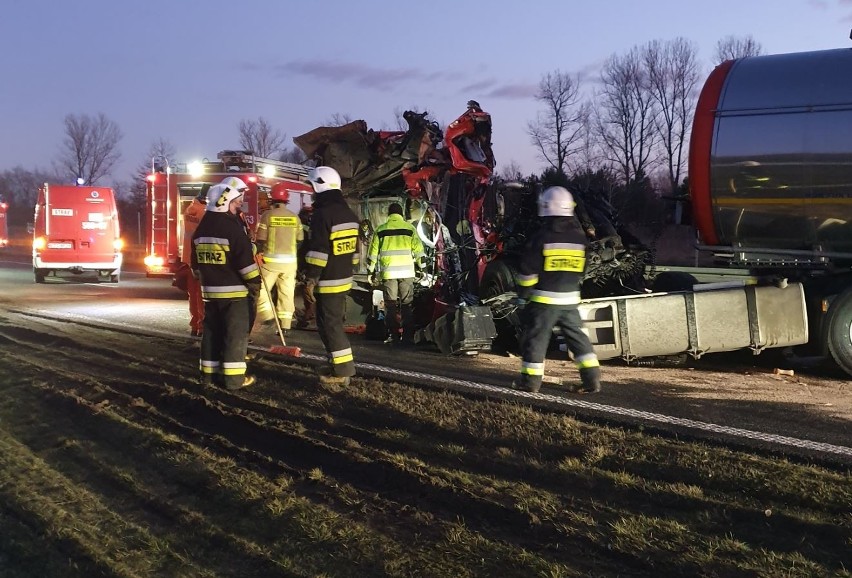 Cysterna uderzyła w stojącego na poboczu tira. Urwała się szoferka, a silnik wypadł na jezdnię. Ranny jest kierowca.