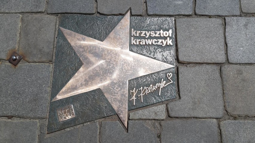 Pogrzeb Krzysztofa Krawczyka. Zdjęcia. Artysta spoczął w Grotnikach, żegnali go rodzina i przyjaciele, był też premier Morawiecki