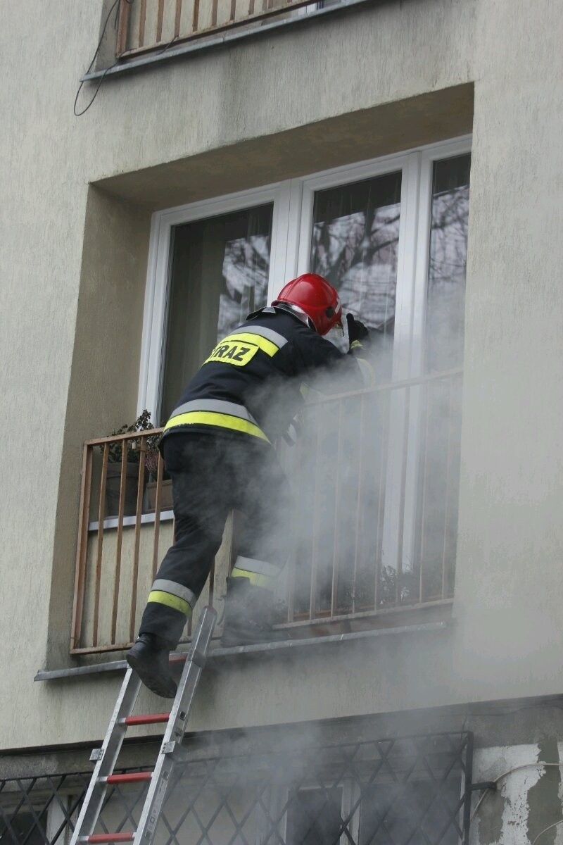 Pożar wybuchł w piwnicy salonu przy skrzyżowaniu ul....