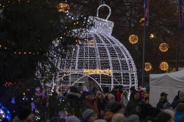 Dzięki prywatnym koneksjom społeczników z Fordonu, Rynek zyskał w ubiegłym roku takie świetlne atrakcje