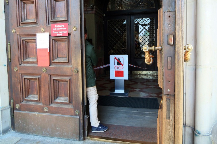 Ostrzeżenie przed wejściem do archikatedry lubelskiej