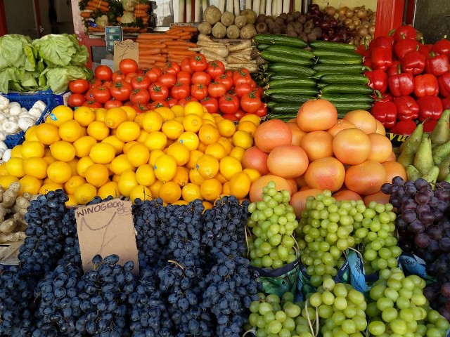Świeże warzywa i owoce to podstawa każdej kuchni. Na targowisku Korej w Radomiu znajdują się właśnie takie produkty.