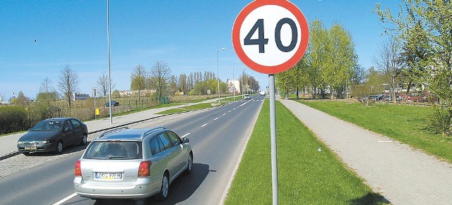 Jeden z Czytelników z Koszalina zauważa z kolei, że ograniczenie prędkości do 40 km/h na ul. Połczyńskiej w Koszalinie, w pobliżu szkoły, mogłoby obowiązywać tylko do godz. 15. - Jest zbędne po 15, gdy w szkole nie ma już dzieci - uważa kierowca.