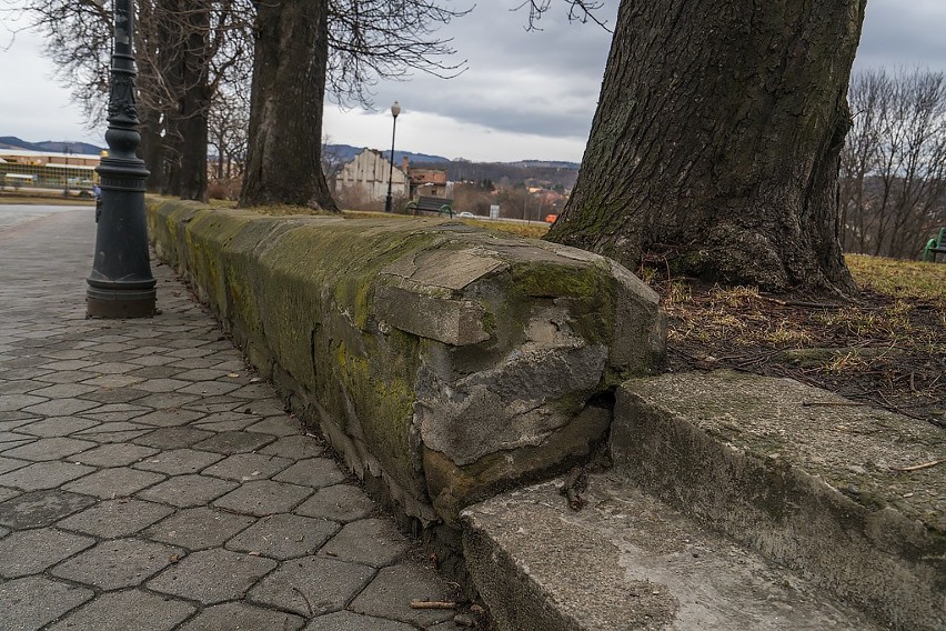 Chcą upamiętnienia kirkutu za synagogą