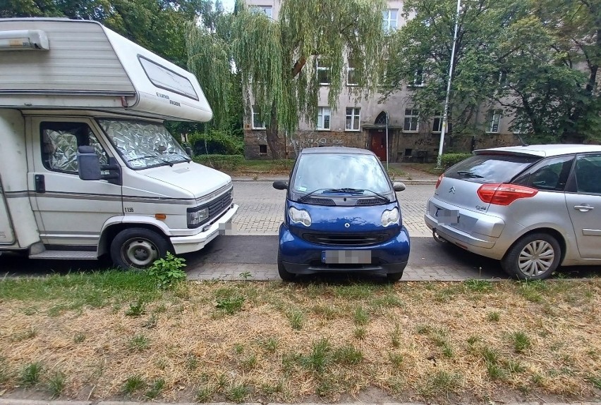 Ten kierowca znalazł sposób na problemy z parkowaniem we Wrocławiu [ZDJĘCIA]