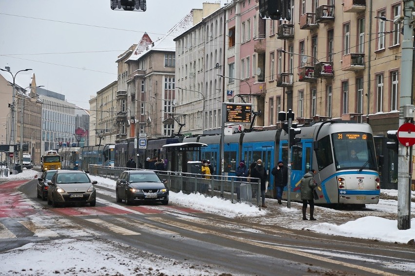Atak zimy we Wrocławiu i komunikacyjny paraliż miasta