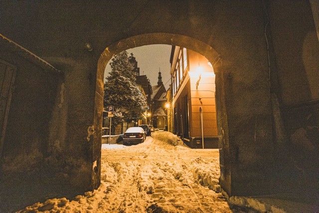 Nastrojowe Gliwice na zdjęciach Marzeny Bugały, fotoreporterki DZ. Przysypane śniegiem miasto wieczorem wygląda jak z bajkiZobacz kolejne zdjęcia. Przesuwaj zdjęcia w prawo - naciśnij strzałkę lub przycisk NASTĘPNE