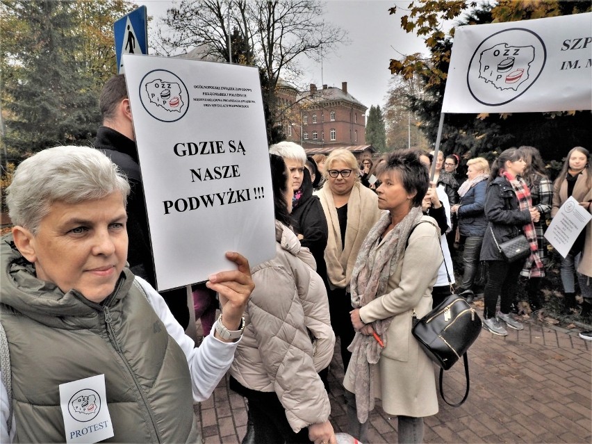 Protest trwał ponad godzinę. Odbywał się na zewnątrz, przed...