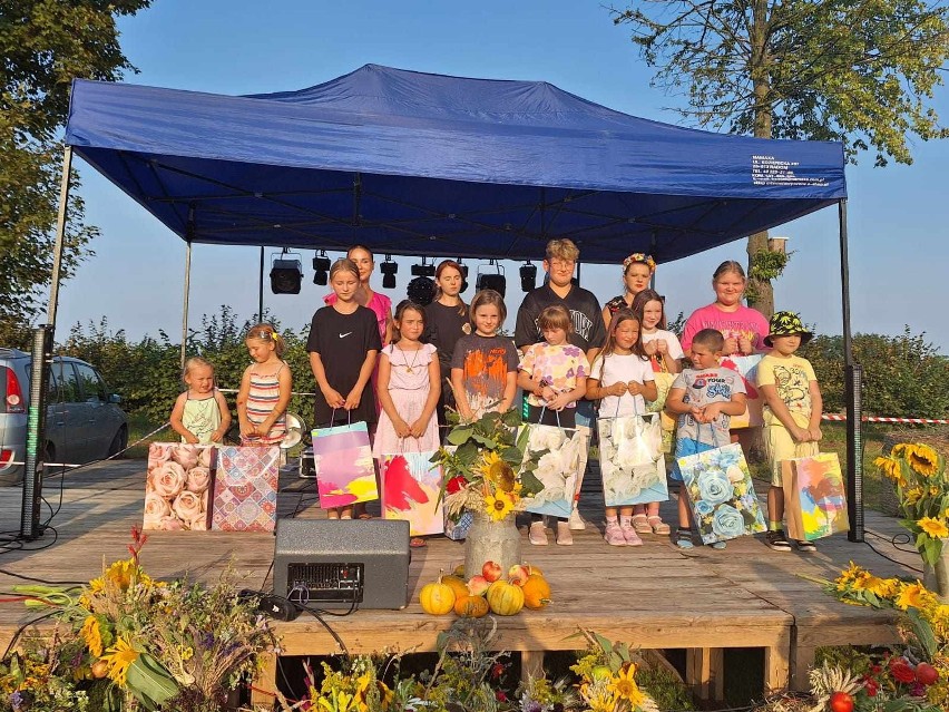 Dorosłe mieszkanki Wygody w gminie Zawichost przekazują młodym tradycje wicia wieńca i pieczenia domowego chleba 