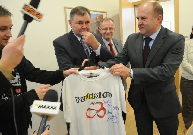 Marszałek Andrzej Buła przekazał na Orkiestrę kolarską koszulkę z podpisem Czesława Langa.