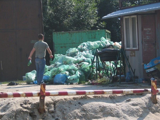 Dostarczane w workach przez mieszkańców szkło zwożone na teren bazy spółki, jest raz jeszcze segregowane