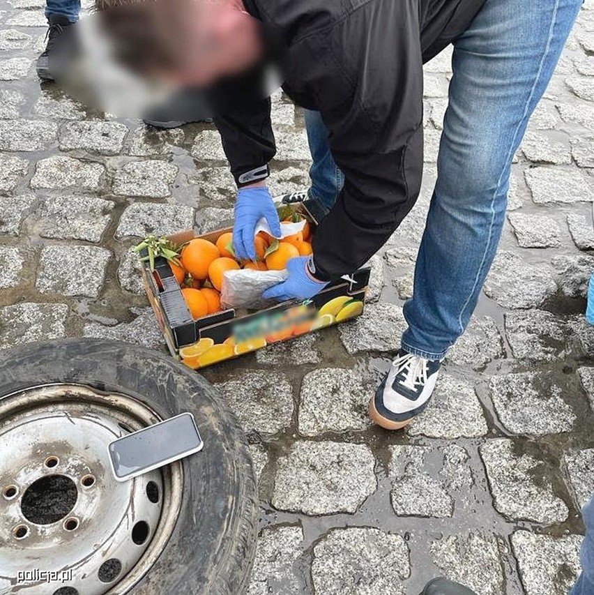 Lublin. CBŚP przechwyciło transport 177 kg narkotyku. Marihuana była ukryta między pomarańczami z Hiszpanii [ZDJĘCIA + WIDEO]