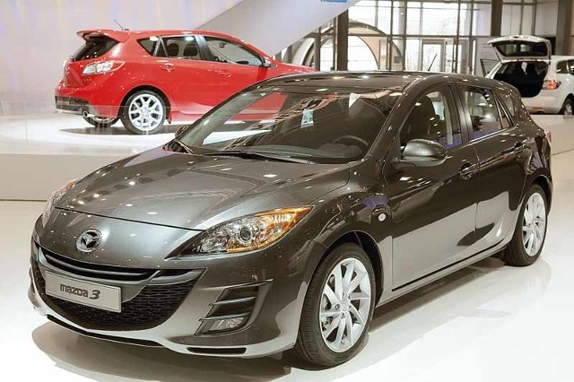 Mazda 3 wygląda jak auto sportowe, które jednak może też pełnić funkcje pojazdu rodzinnego.