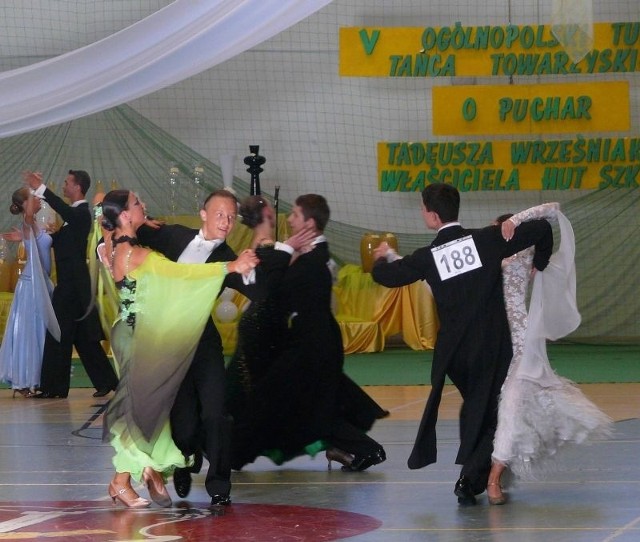 Na parkiecie hali w Staszowie swoje umiejętności pokazało ponad 200 par tanecznych z całego kraju.