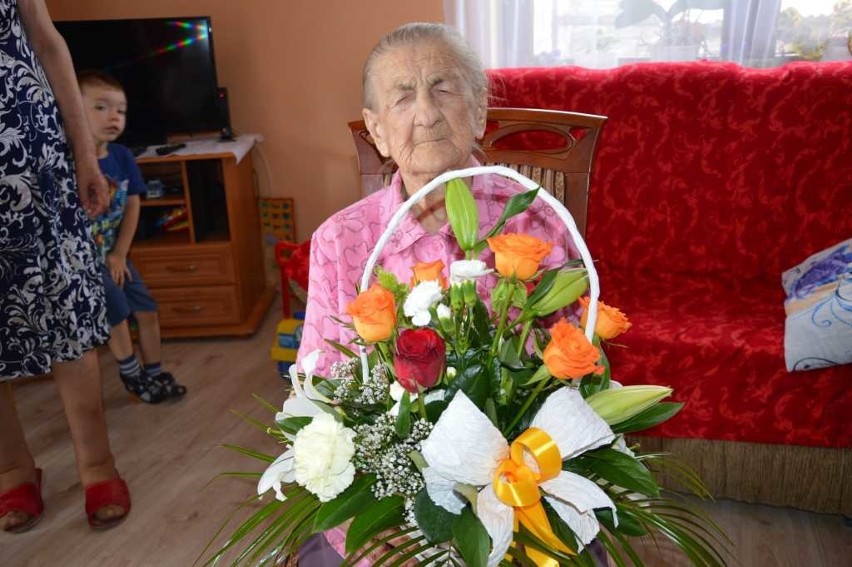 Sto lat pani Heleny Wójcik z Modrzewia. Gratulacje, życzenia i tort 