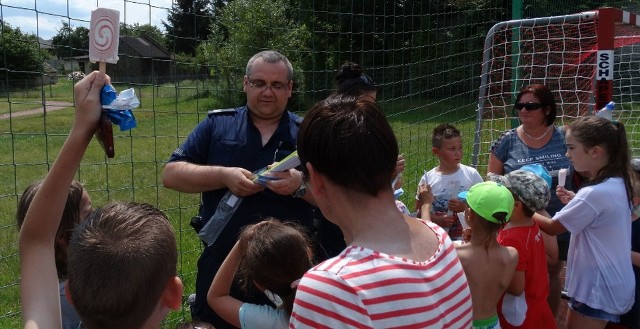 Na festynie w Smogorzowie policjanci mówili dzieciom o zasadach bezpieczeństwa podczas letniego wypoczynku.