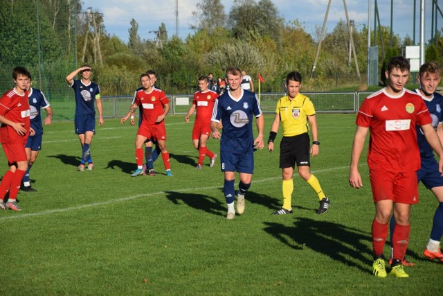 W najciekawszym spotkaniu 10. kolejki Tymex Ligi Okręgowej, Jodła Jedlnia-Letnisko wygrała na wyjeździe z Drogowcem Jedlińsk 1:0 (0:0). Bramkę na wagę zwycięstwa zdobył w 54. minucie Daniel Winiarski. Zapraszamy do obejrzenia galerii zdjęć z tego pojedynku!Drogowiec Jedlińsk - Jodła Jedlnia-Letnisko 0:1 (0:0)Daniel Winiarski 54. Drogowiec: Król - Rabiański (72 Żarłok), Miałkowski (57 Zenik), Płaskociński (67 Golec), Rdzanek, Kobza, Dobosz, Kharchuk, Kobylarczyk, Wcibisz (81 Kacprzak), Nowakowski. Jodła: Sadkowski - G. Skowroński, Gromski, Rutka, Królikowski, Winiarski (82 Grzyb), Pełka, Wroński, Jonczyński, K. Skowroński, Pryciak (88 Seledec). Sędziował: Norbert Chrząstek.