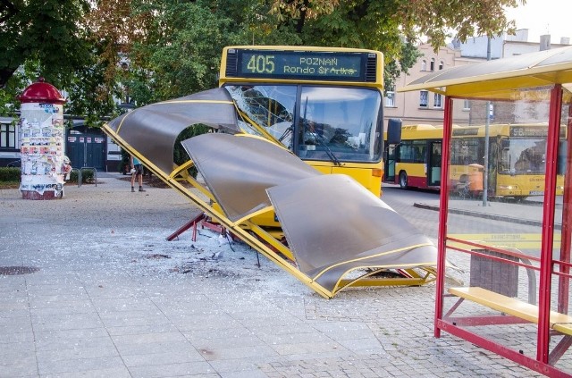 Swarzędz: Autobus wjechał w wiatę przystankową