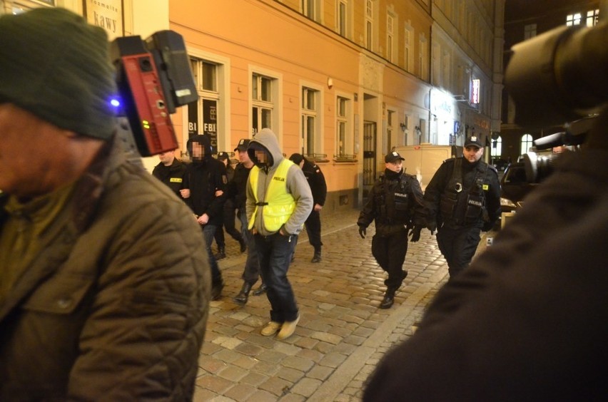 Adam Z. z policjantami na poznańskich ulicach. To kolejny...