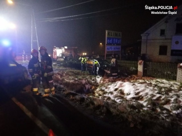 Hyundai zderzył się z ciężarowym dafem. Dwie osoby w szpitalu walczą o życie