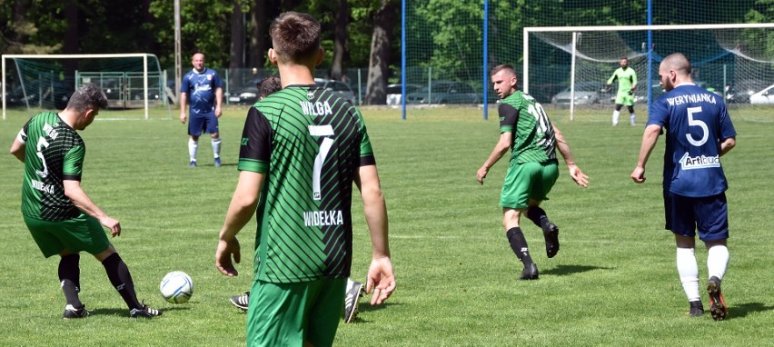 Wilga Widełka (zielono-czarne stroje) wygrała z Werynią 2:1.