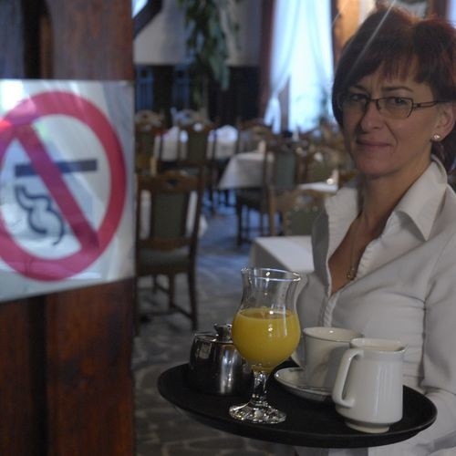 Hanna Klimkowicz z restauracji Staromiejska w sali dla niepalących.