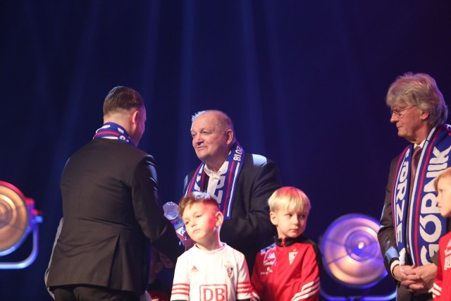 Hubert Kostka (w środku) był jednym z gości honorowych podczas grudniowego jubileuszu 70-lecia Górnika