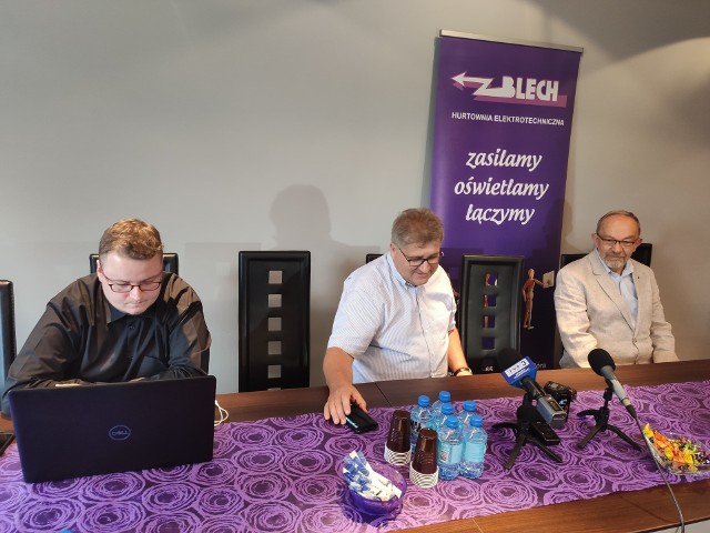 Od lewej siedzą: Maciej Molka, media manager Stelmetu, Janusz Jasiński właściciel klubu i Ryszard Blech, właściciel firmy Blech i gospodarz konferencji.