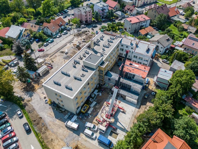 Rozbudowa ośrodka zdrowia w Wieliczce o część modułową idzie bardzo szybko. Równolegle trwa zagospodarowywanie na nowo przestrzeni przed przychodnią (od strony ul. Szpunara)