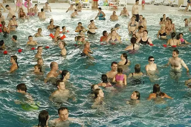 GIS uważa, że im więcej osób będzie się myć nago przed wejściem do basenu, tym mniej trzeba będzie używać chloru w wodzie.