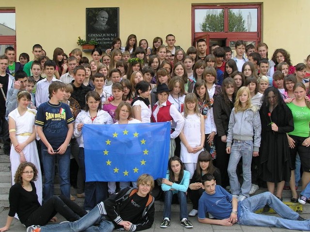 Wspólna fotka wszystkich uczestników Dnia Unii Europejskiej w szkole