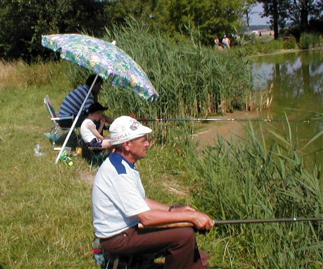 Mirzecka sadzawka jest jedynym akwenem wodnym w gminie. Latem są tu nie tylko wędkarze.