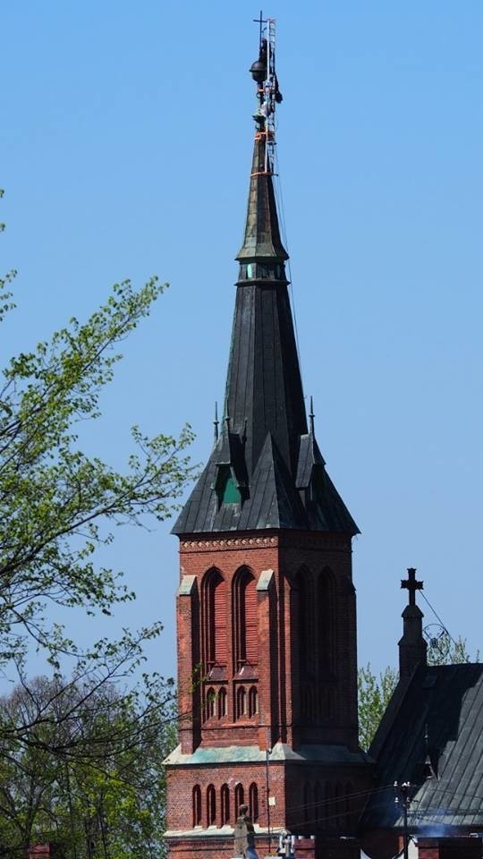 Demontaż kopuły z wieży kościoła w Gorzowie Śląskim i...