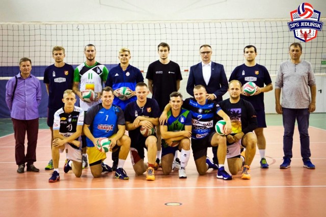 Na pierwszym treningu drużynę Radmotu odwiedził wójt Jedlińska, Kamil Dziewierz. W weekend zespół zagra w turnieju u siebie.
