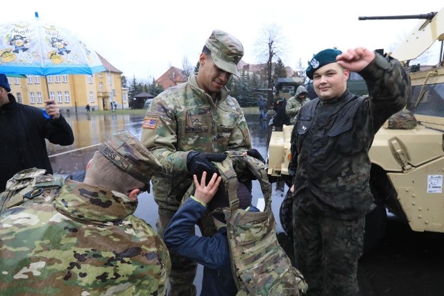 Z prawdziwie bojowymi warunkami musieli poradzić sobie w Toruniu uczestnicy pikniku z okazji 20 rocznicy wstąpienia Polski do struktur Sojuszu Północnoatlantyckiego. W sobotę pogoda nie rozpieszczała zarówno żołnierzy jak i cywilów.  W programie toruńskiego spotkania, które do godz. 16.30 odbywa się w CSAIU przy ulicy Sobieskiego w Toruniu  nie zabrakło m.in. pokazów wyszkolenia i musztry, prezentacji sprzętu i wyposażenia.  Zobacz też:W Toruniu runął zabytkowy wiązCennik ślubów kościelnych w Toruniu i okolicy