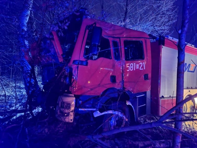 Wóz strażacki uderzył w drzewo w Rosanowie!. Czterech...