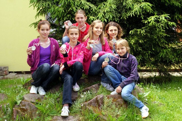 Oto srebrny zespół: Ola Michalska, Martyna Głuch, Karolina Kilianek, Ania Biela, Zuzia Targowska i Wiktoria Zagórska.