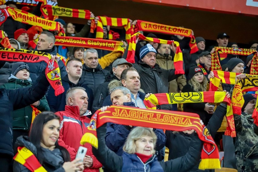 Kibice na meczu Jagiellonia Białystok - Raków Częstochowa. Zobacz, co działo się na trybunach stadionu przy Słonecznej