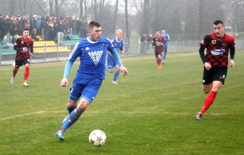 Kamil Czarnecki (w środku) zdobył dwa gole w Przysusze