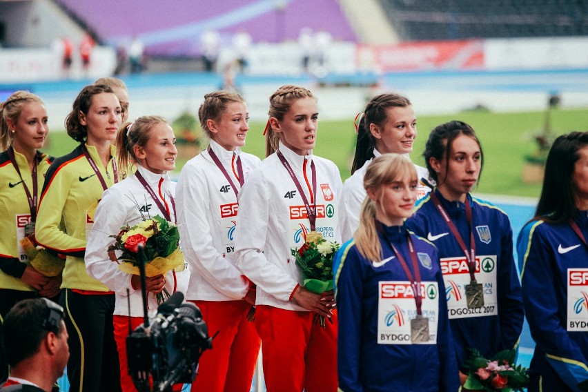 Medale dwóch 400-metrowych sztafet (złoto kobiet i srebro...