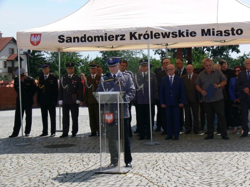 Sandomierskie obchody święta policji z wręczeniem odznaczeń, nominacji na wyższe stopnie służbowe i dyplomów [ZDJĘCIA]