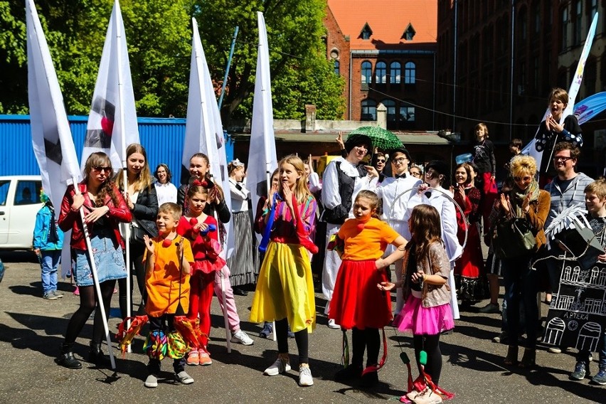 Korowód Miasto to Teatr. Artyści przeszli ulicami Szczecina