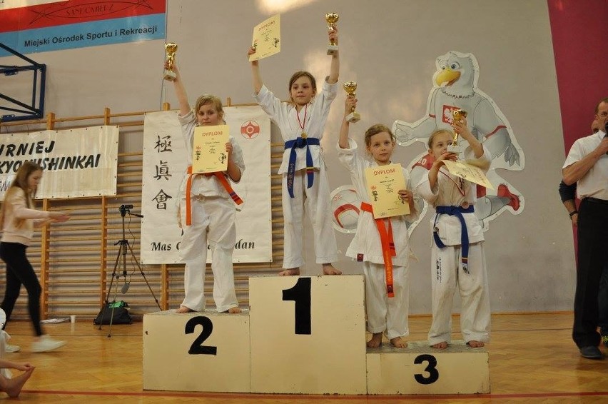 Medalowy urodzaj karateków ze Skarżyska w Sandomierzu