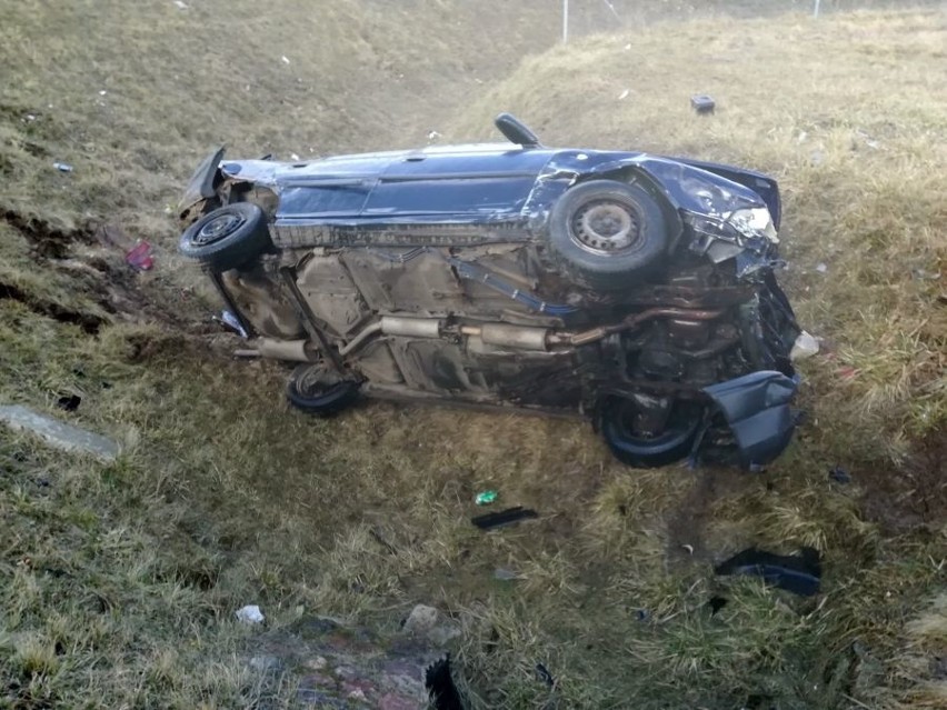 Wypadek na obwodnicy Szczuczyna. Opel staranował barierki i spadł ze skarpy (zdjęcia)
