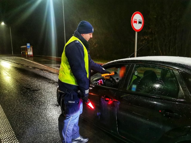 Wezwani na miejsce policjanci sprawdzili stan trzeźwości 35-latka. Okazało się, że kierowca volkswagena ma ponad promil alkoholu w organizmie