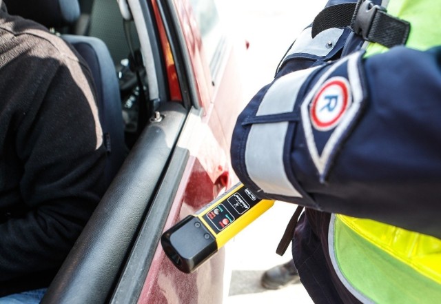 Jeden z kierujących zatrzymanych przez białogardzką policję wydmuchał blisko jeden promil.