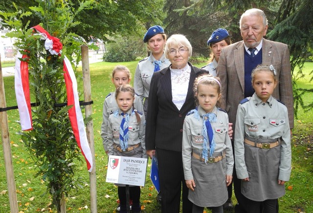 Jadwiga Maj z mężem Janem Majem i harcerzami pełniącymi wartę przy tablicy i dębie ku czci kpt. Bolesława Bylczyńskiego h. Dęboróg.